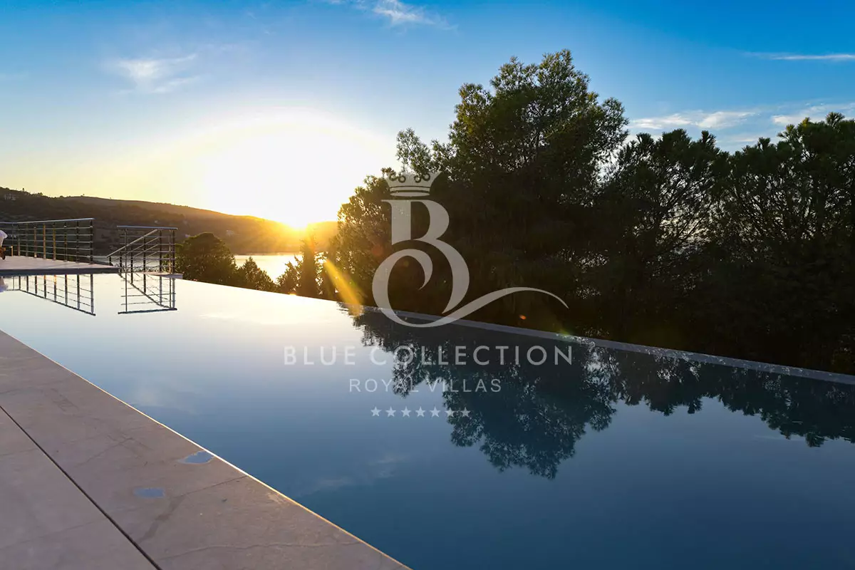 Seafront Luxury Villa for Rent in Porto Heli – Greece | REF: 180413195 | CODE: PPH-3 | Private Infinity Pool | Sea & Sunset View | Sleeps 8 | 4 Bedrooms | 4 Bathrooms